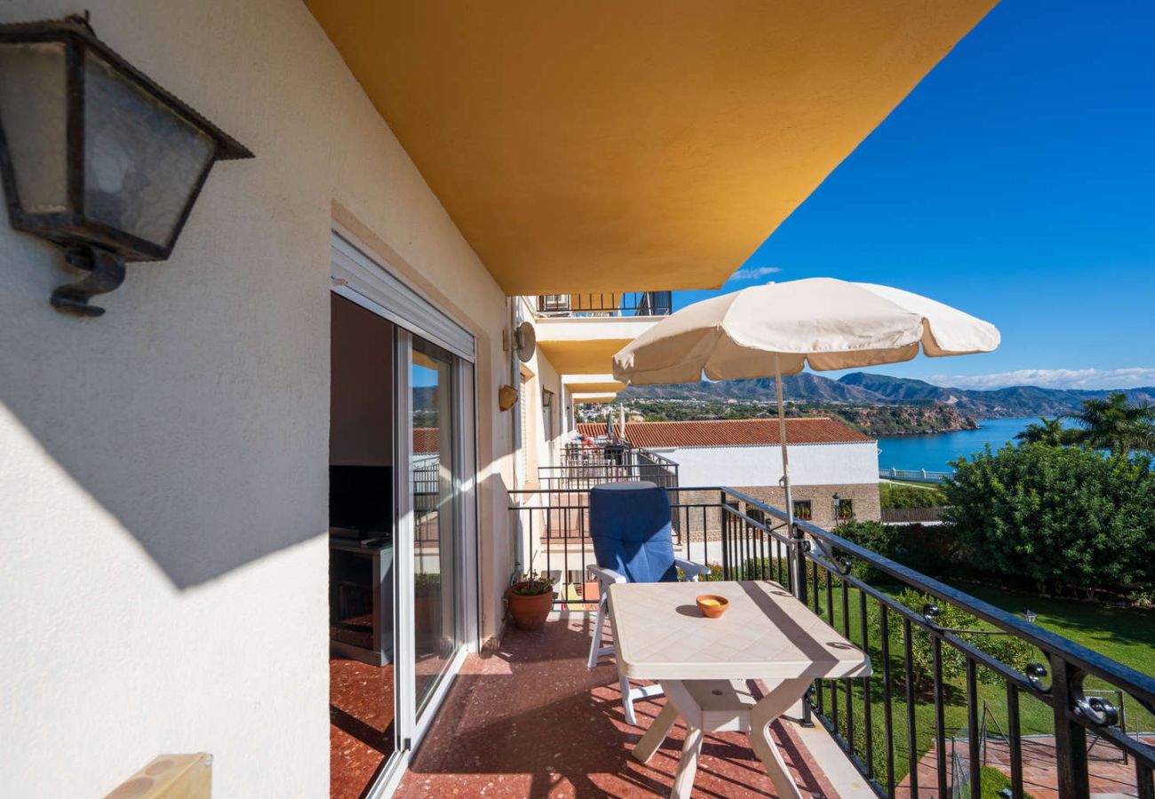 Zona exterior del apartamento con mesa y vistas panorámicas