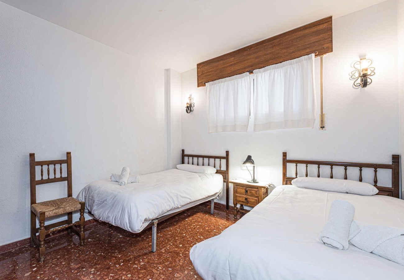 Habitación con dos camas individuales ideal para familias en Nerja