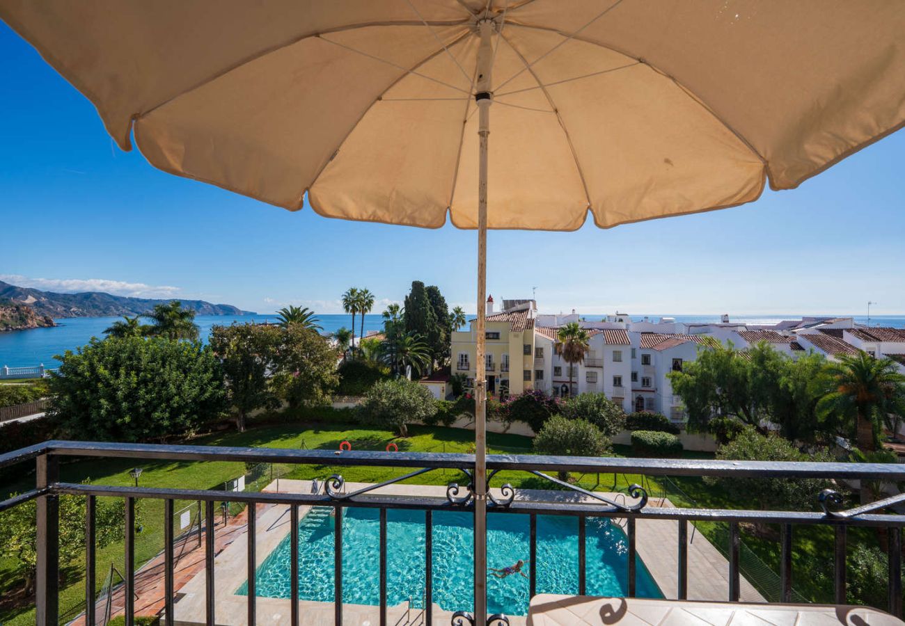 Vistas al mar y jardines desde el balcón del apartamento en Nerja