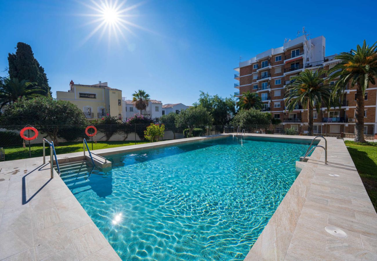 Zona de piscina del Acapulco 18 ideal para disfrutar del sol en Nerja