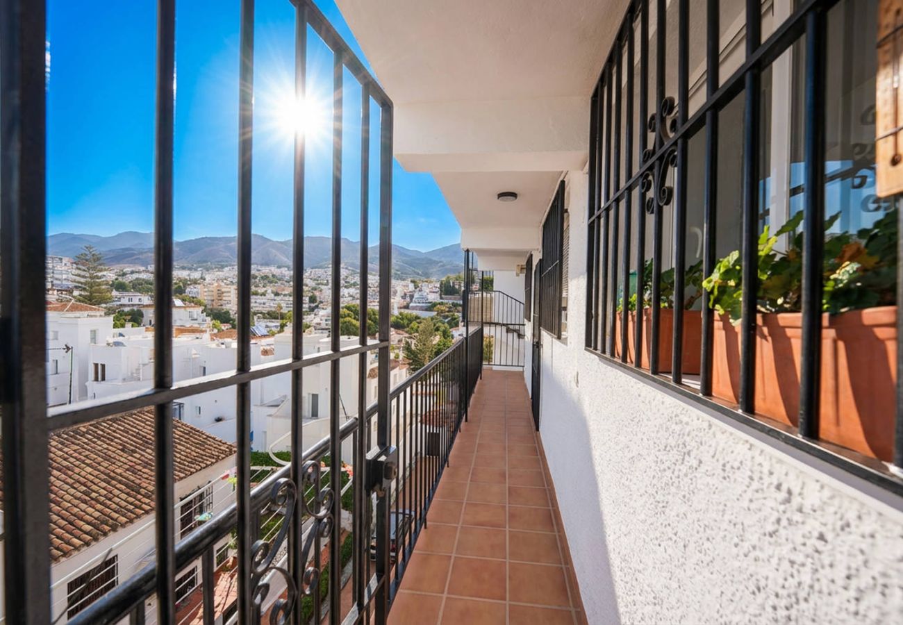 Entrada del edificio con vistas a Nerja y al entorno