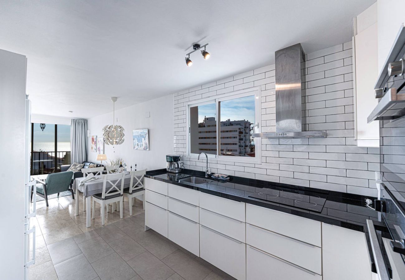 Cocina abierta y espaciosa integrada en el salón