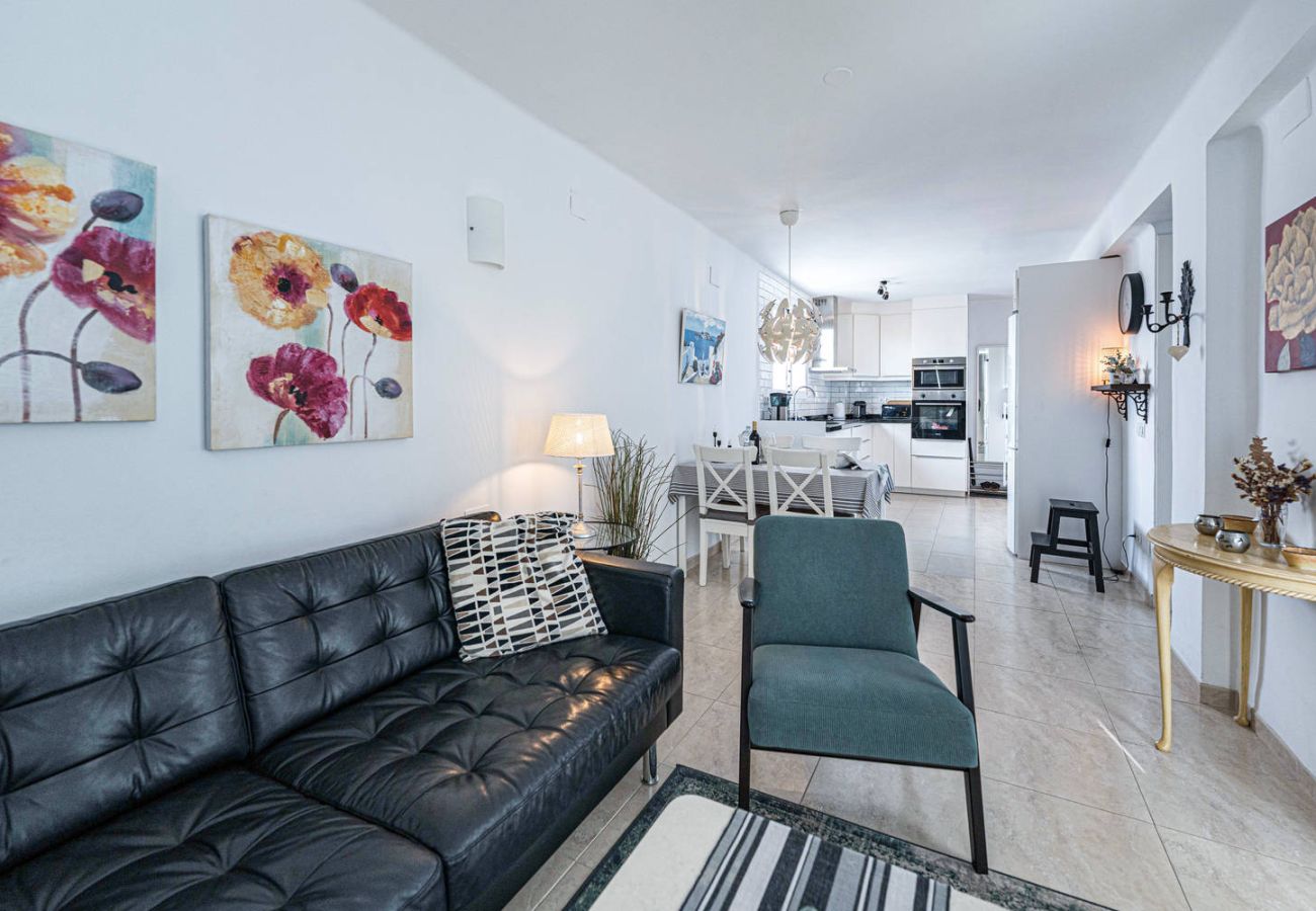 Salón amplio y luminoso en apartamento en Nerja