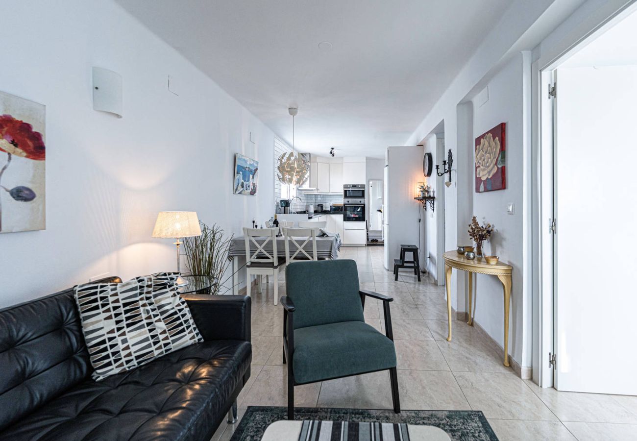 Salón con sofá cómodo en alojamiento vacacional