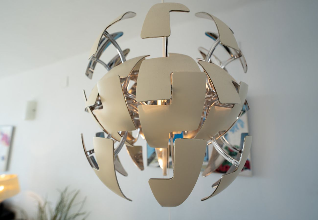 Detalle de decoración moderna en apartamento vacacional