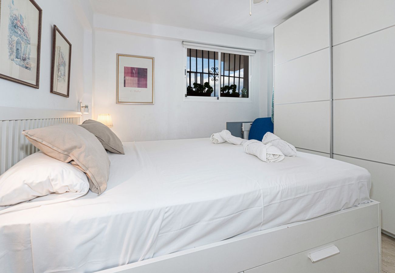 Dormitorio con cama de matrimonio en alojamiento