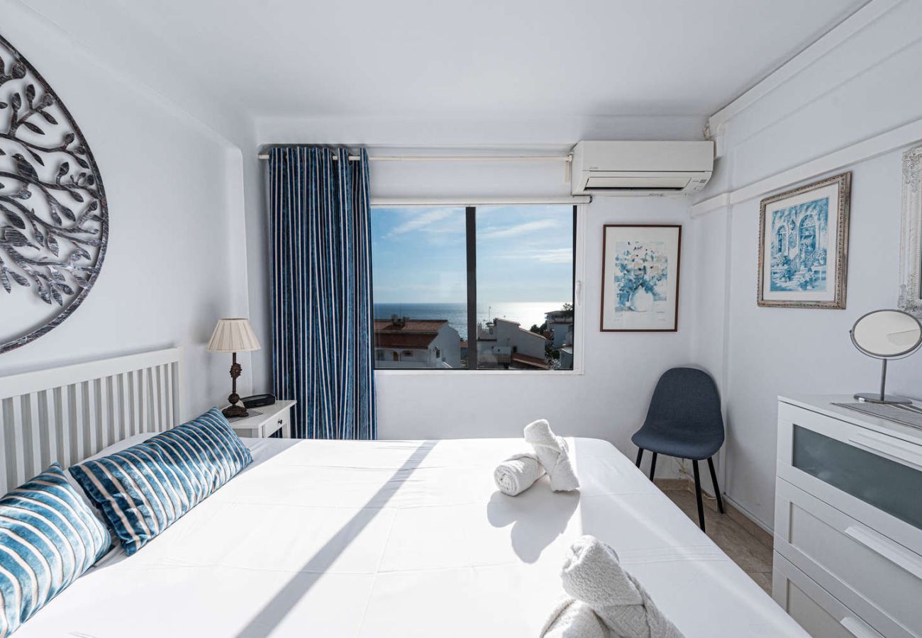 Dormitorio doble con vistas al mar en alojamiento vacacional en Nerja