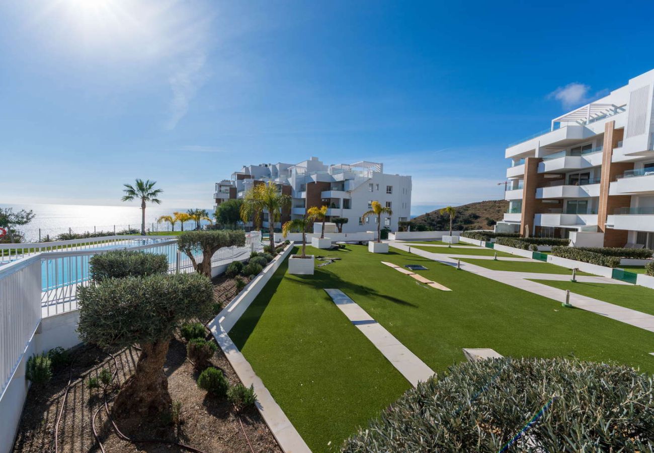 Apartamento en Torrox Costa - Isea Calaceite 1111: Apartamento de Lujo con Vistas al Mar y Piscina
