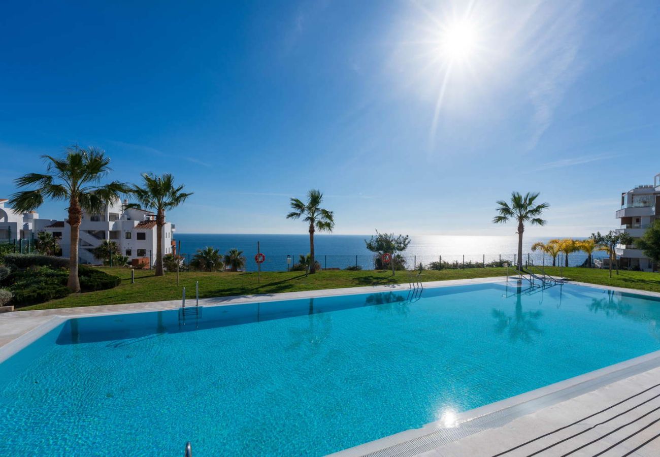 Apartamento en Torrox Costa - Isea Calaceite 1111: Apartamento de Lujo con Vistas al Mar y Piscina