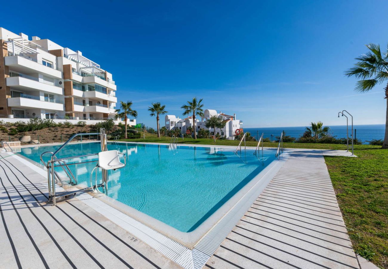 Apartamento en Torrox Costa - Isea Calaceite 1111: Apartamento de Lujo con Vistas al Mar y Piscina