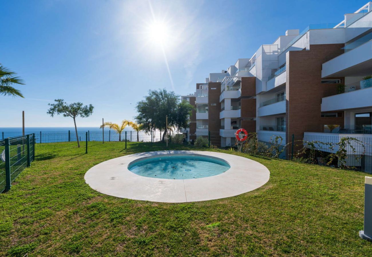 Apartamento en Torrox Costa - Isea Calaceite 1111: Apartamento de Lujo con Vistas al Mar y Piscina