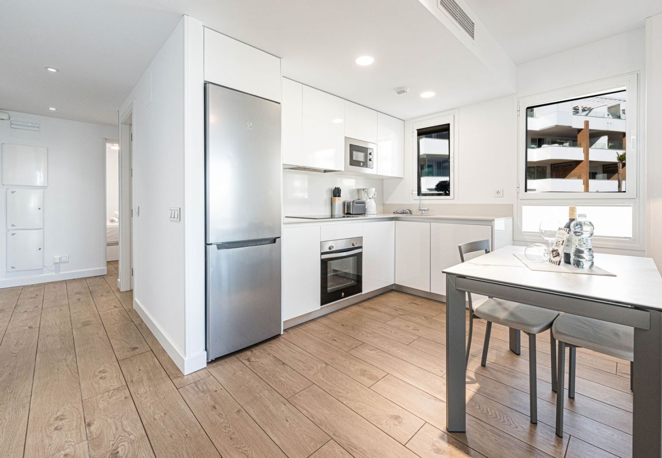 Cocina abierta de alta gama y comedor moderno en apartamento vacacional Isea Calaceite Nerja Torrox