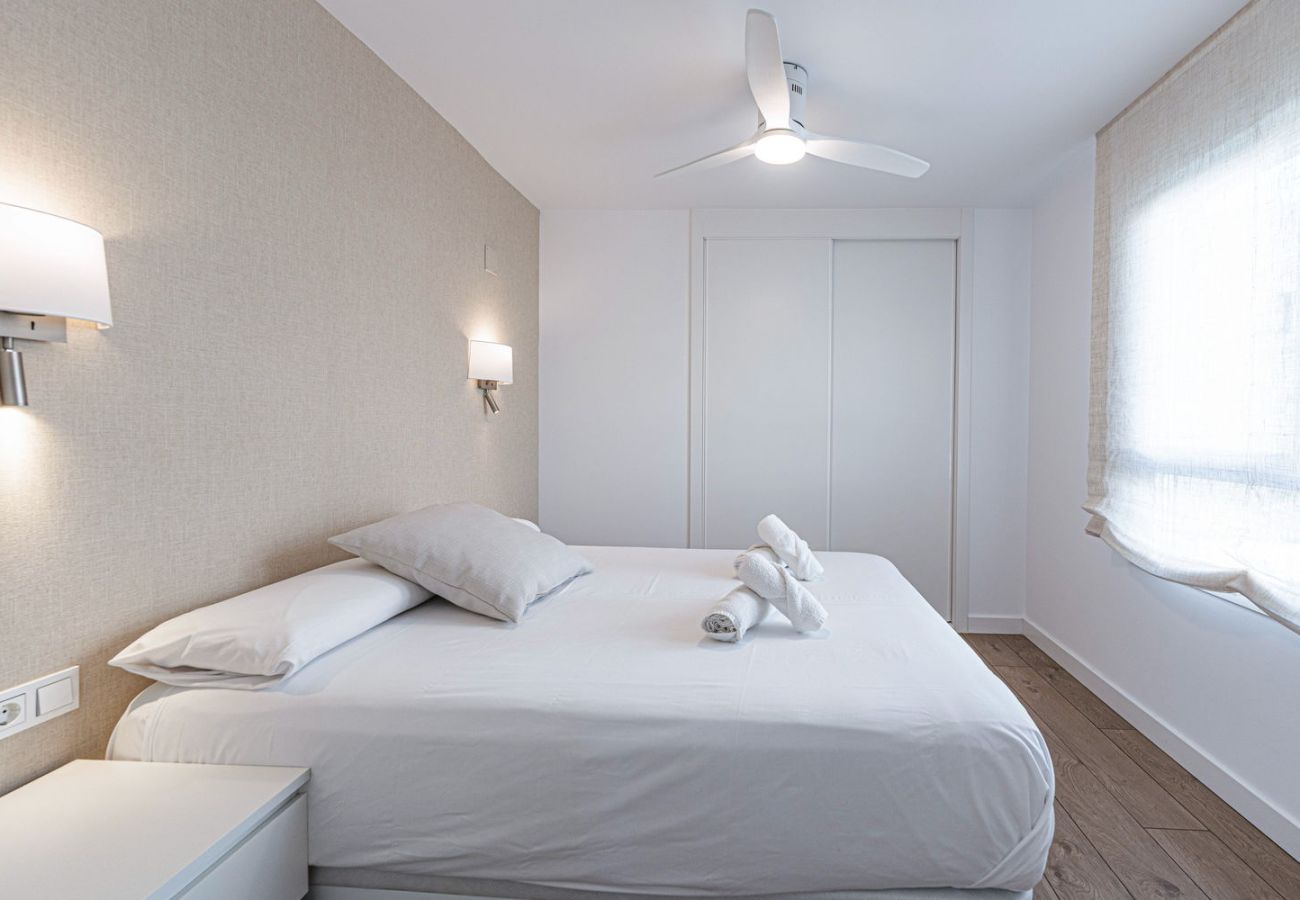 Apartamento en Torrox Costa - Isea Calaceite 1111: Apartamento de Lujo con Vistas al Mar y Piscina