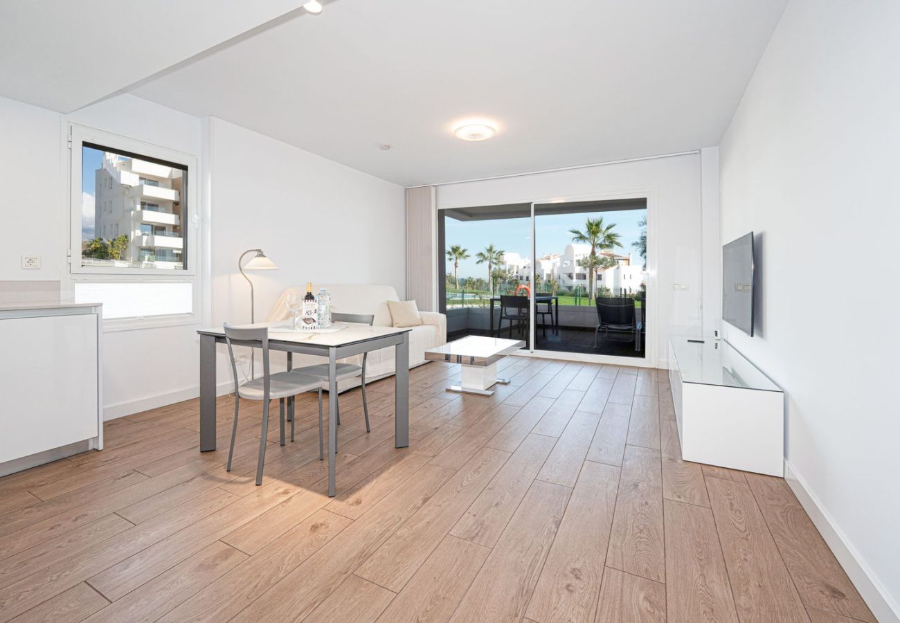 Apartamento en Torrox Costa - Isea Calaceite 1111: Apartamento de Lujo con Vistas al Mar y Piscina