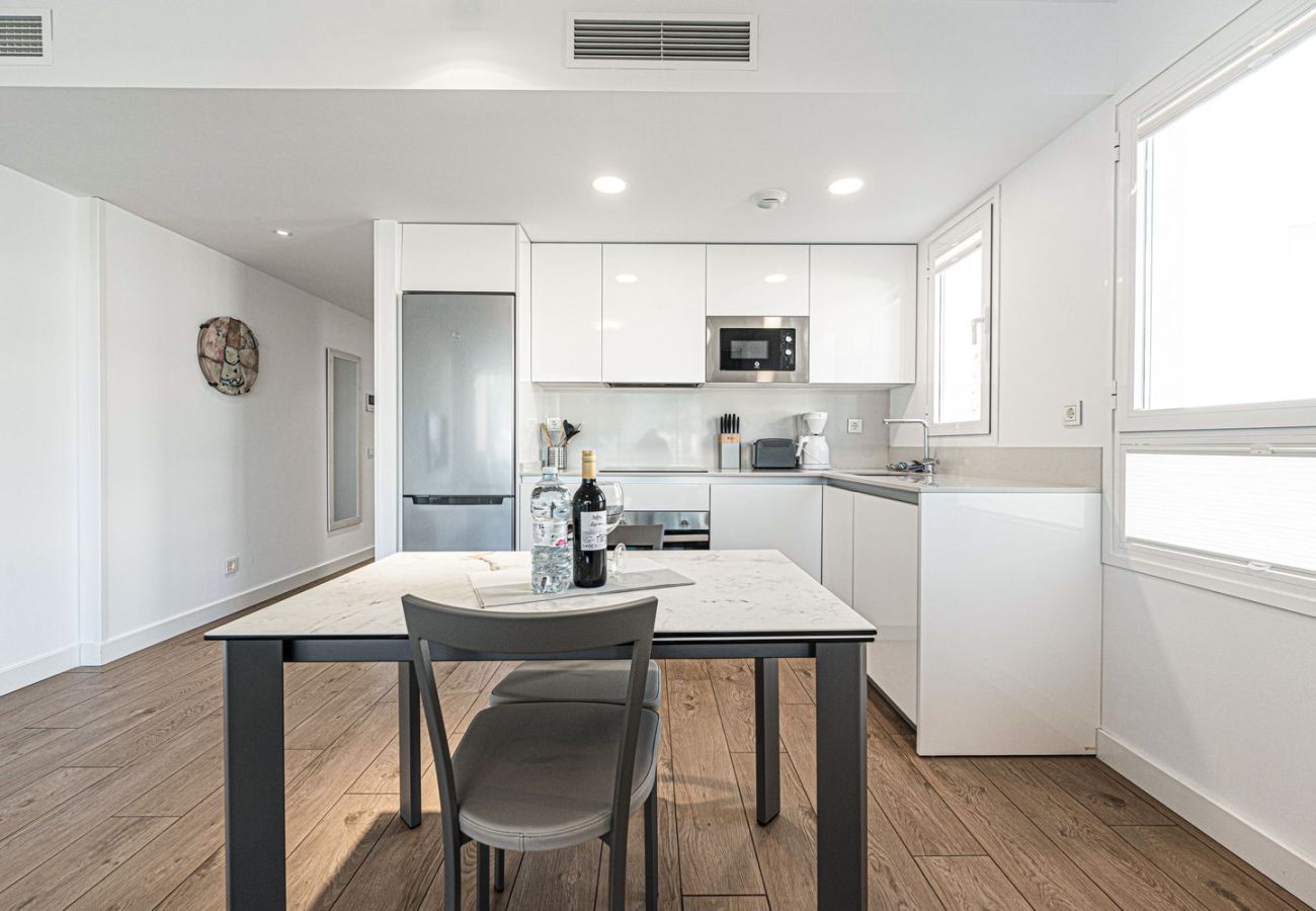 Apartamento en Torrox Costa - Isea Calaceite 1111: Apartamento de Lujo con Vistas al Mar y Piscina