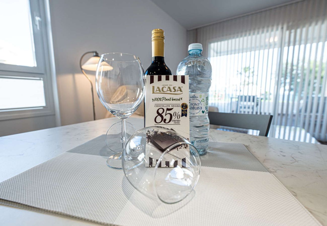 Apartamento en Torrox Costa - Isea Calaceite 1111: Apartamento de Lujo con Vistas al Mar y Piscina