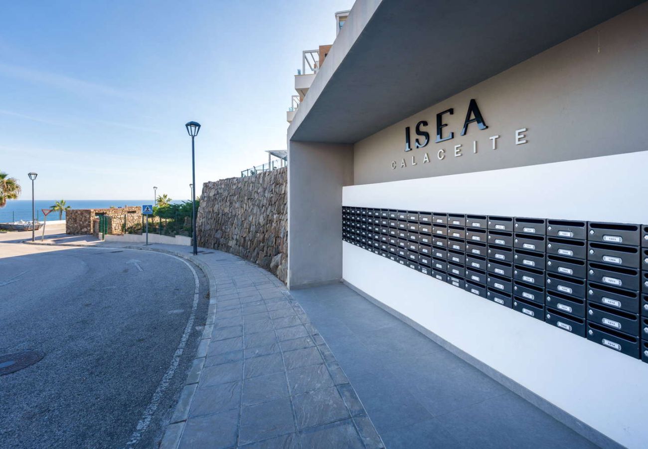 Apartamento en Torrox Costa - Isea Calaceite 1111: Apartamento de Lujo con Vistas al Mar y Piscina
