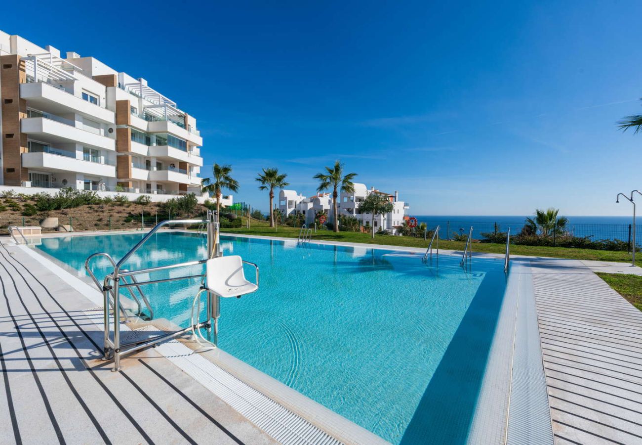 Apartamento en Torrox Costa - Isea Calaceite 1111: Apartamento de Lujo con Vistas al Mar y Piscina