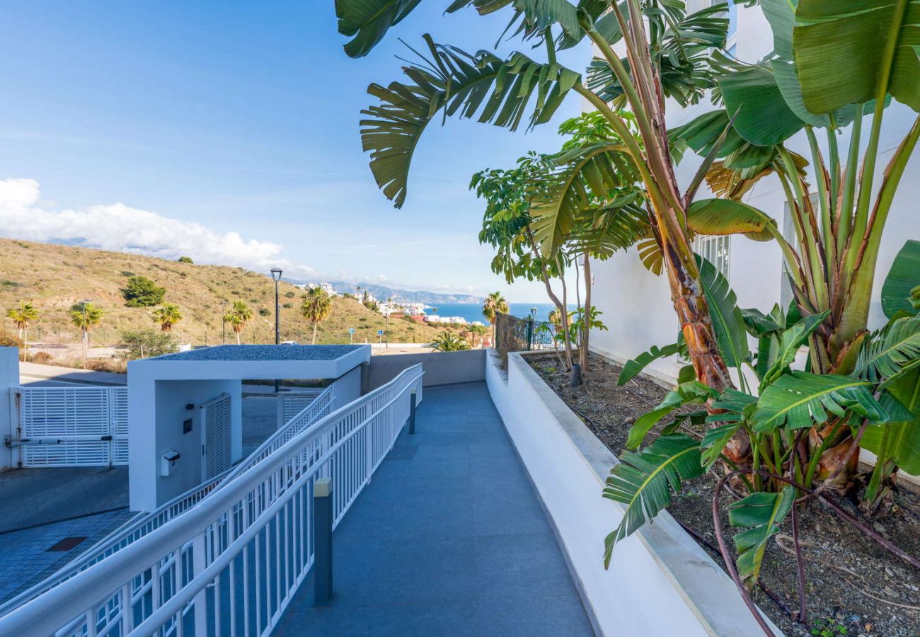 Apartamento en Torrox Costa - Isea Calaceite 1111: Apartamento de Lujo con Vistas al Mar y Piscina