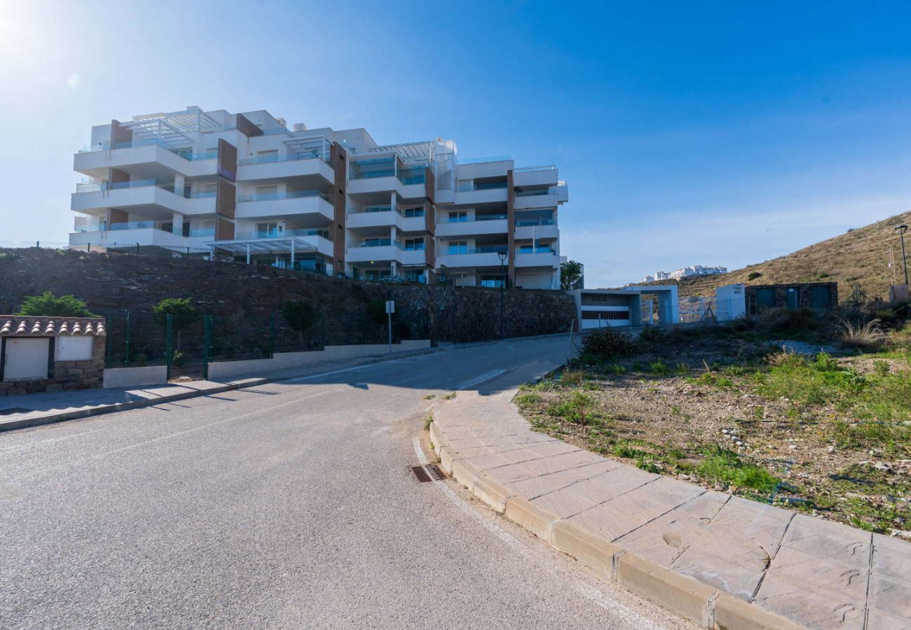 Apartamento en Torrox Costa - Isea Calaceite 1111: Apartamento de Lujo con Vistas al Mar y Piscina