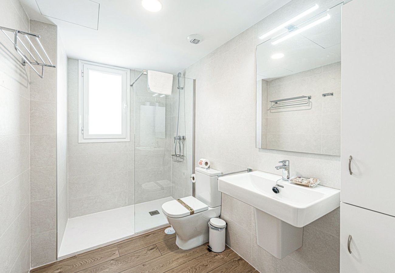 Apartamento en Torrox Costa - Isea Calaceite 1111: Apartamento de Lujo con Vistas al Mar y Piscina