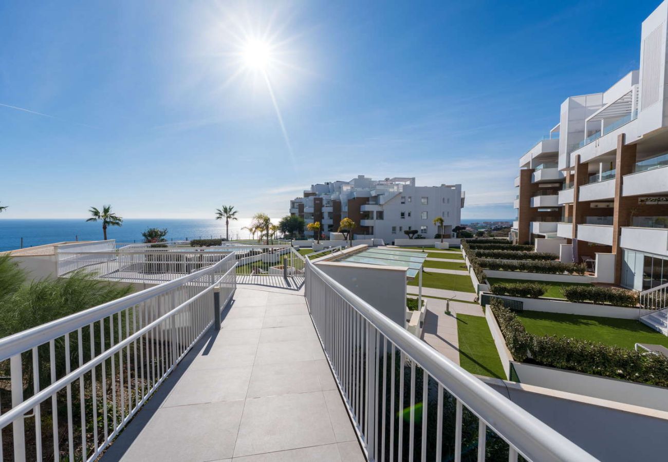 Apartamento en Torrox Costa - Isea Calaceite 1111: Apartamento de Lujo con Vistas al Mar y Piscina