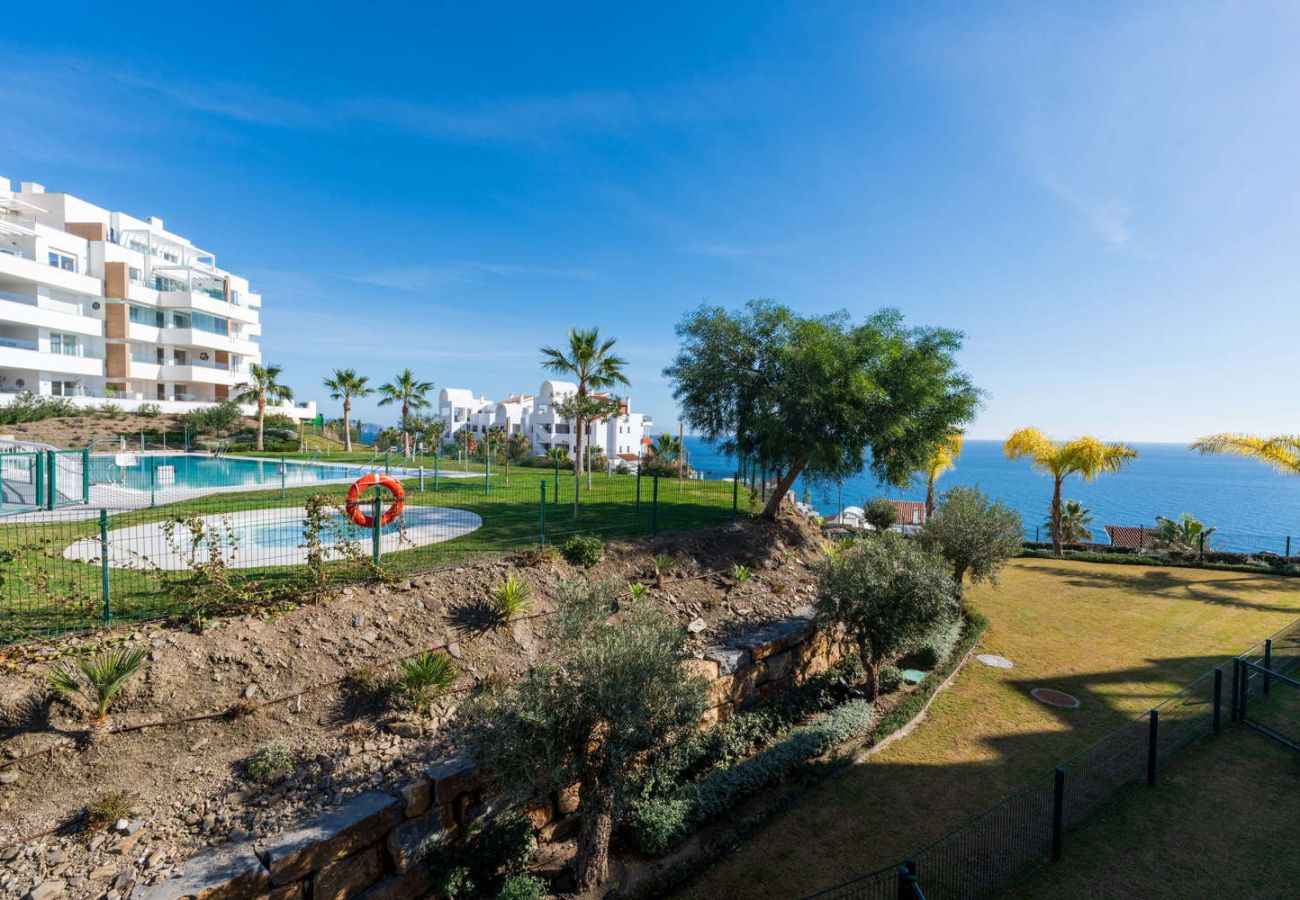 Apartamento en Torrox Costa - Isea Calaceite 1111: Apartamento de Lujo con Vistas al Mar y Piscina