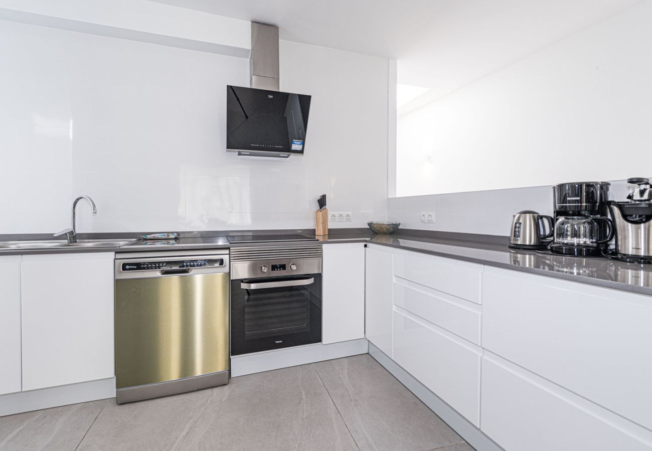 Cocina moderna totalmente equipada con electrodomésticos de alta gama en apartamento en Nerja.