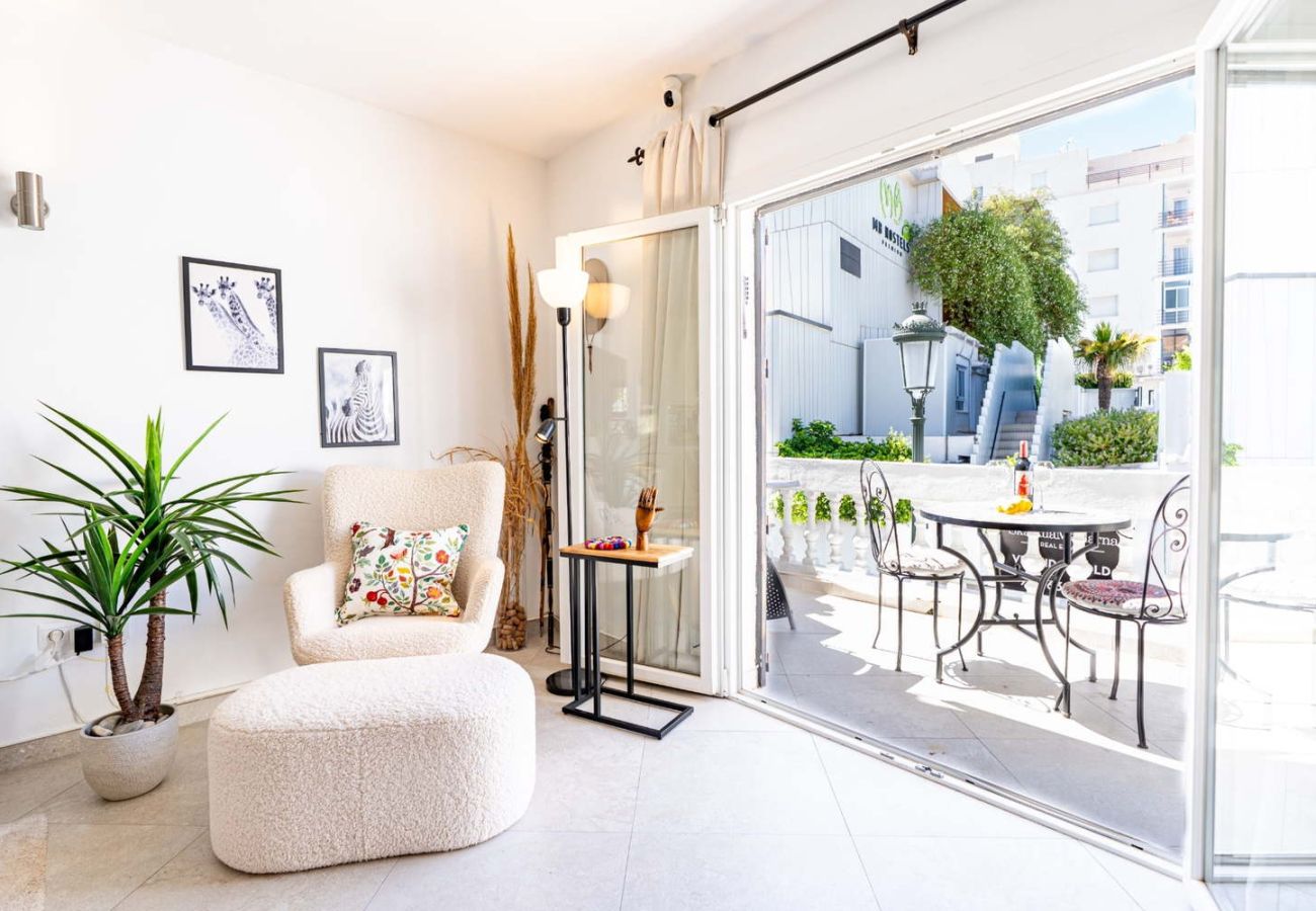 Salón comedor decorado con estilo y acceso directo al balcón en Casa Lavanda.
