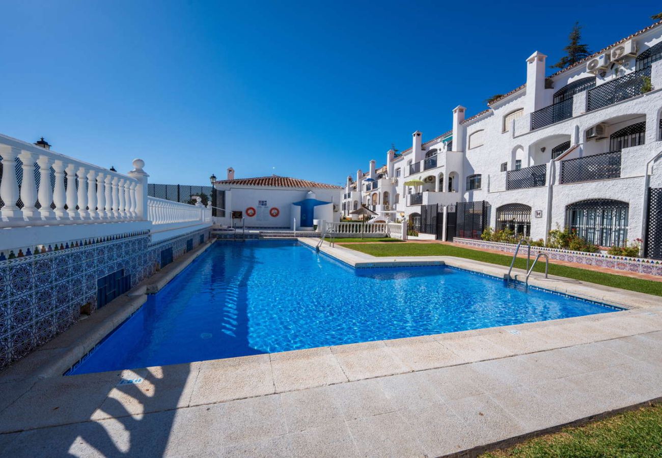 Apartamento en Nerja - Apartamento Casa Monica en Verano Azul: Vistas al Mar y Solárium en Nerja