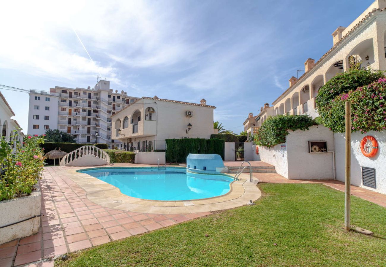 Apartamento en Nerja - Apartamento Casa Monica en Verano Azul: Vistas al Mar y Solárium en Nerja