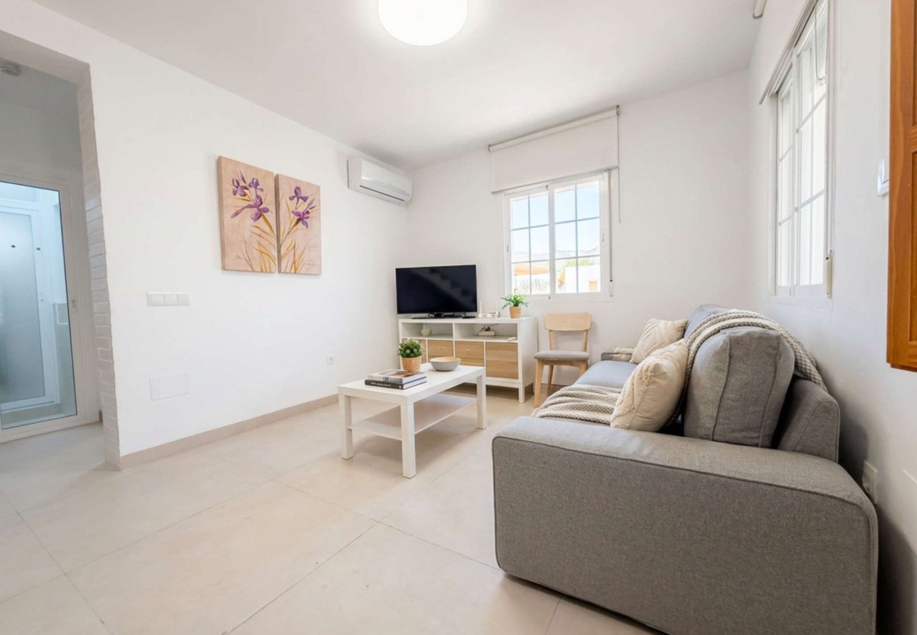 Casa adosada en Nerja - Casa Chica: Casa Vacacional con Azotea en Calle Cristo, Nerja