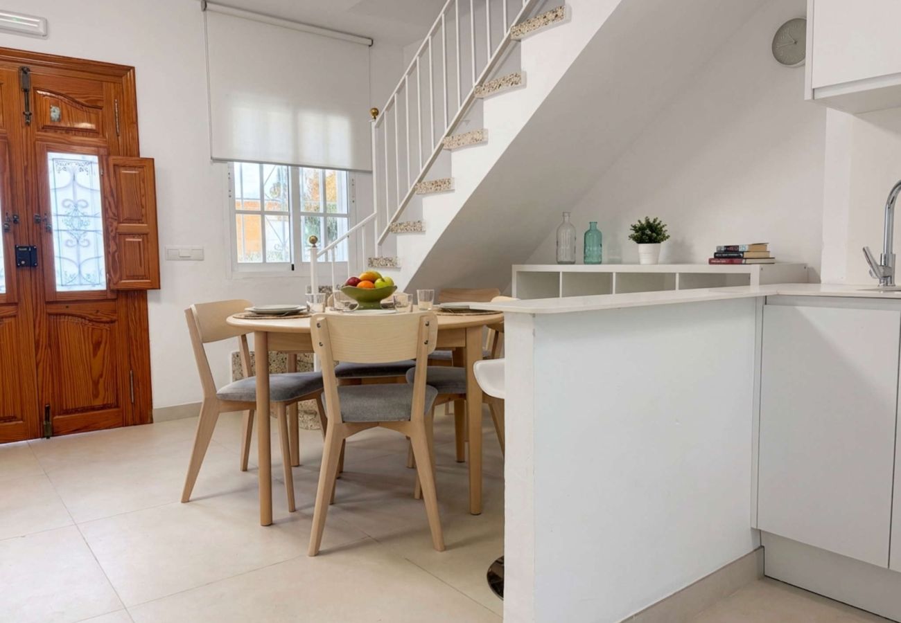 Casa adosada en Nerja - Casa Chica: Casa Vacacional con Azotea en Calle Cristo, Nerja