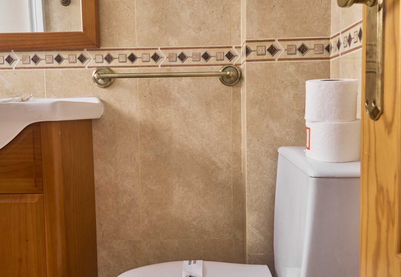 Casa adosada en Nerja - Casa Chica: Casa Vacacional con Azotea en Calle Cristo, Nerja