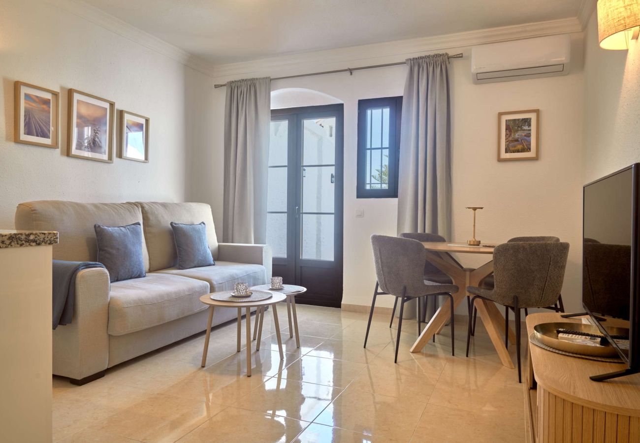 Salón moderno con sofá, comedor y aire acondicionado en el apartamento Casa Sofia, Capistrano Village.