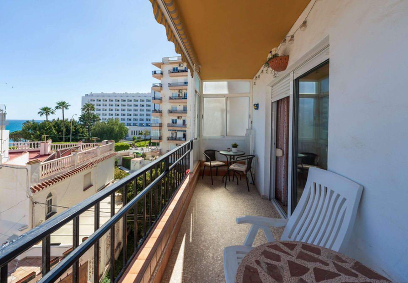 Balcón privado con tumbonas y vistas al Mediterráneo, Albaida II 2B Nerja