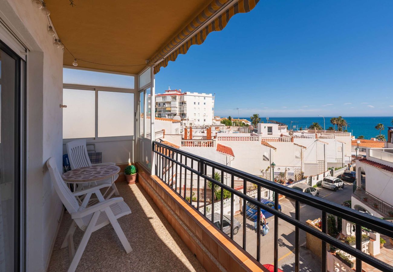 Balcón orientado al sur con sillas tipo tumbona y vistas al mar en Albaida II 2B, Playa Torrecilla Nerja