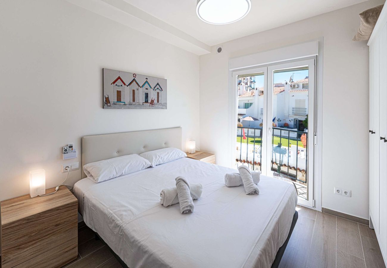 Dormitorio principal acogedor con cama doble en el apartamento de Nerja.