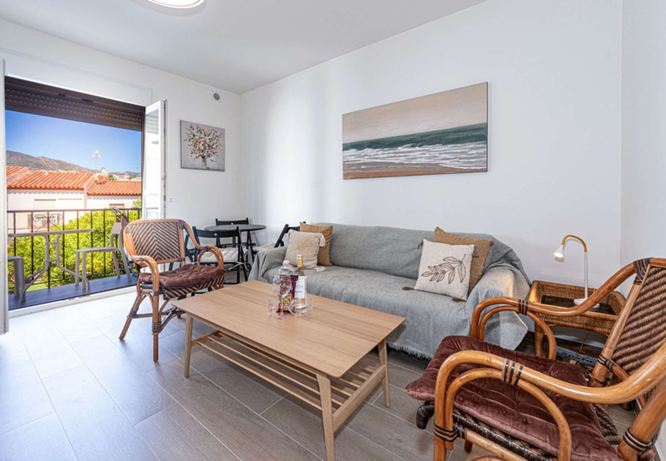 Sala de estar luminosa con acceso al balcón en un apartamento en Nerja, a 350 metros de Playa Burriana.
