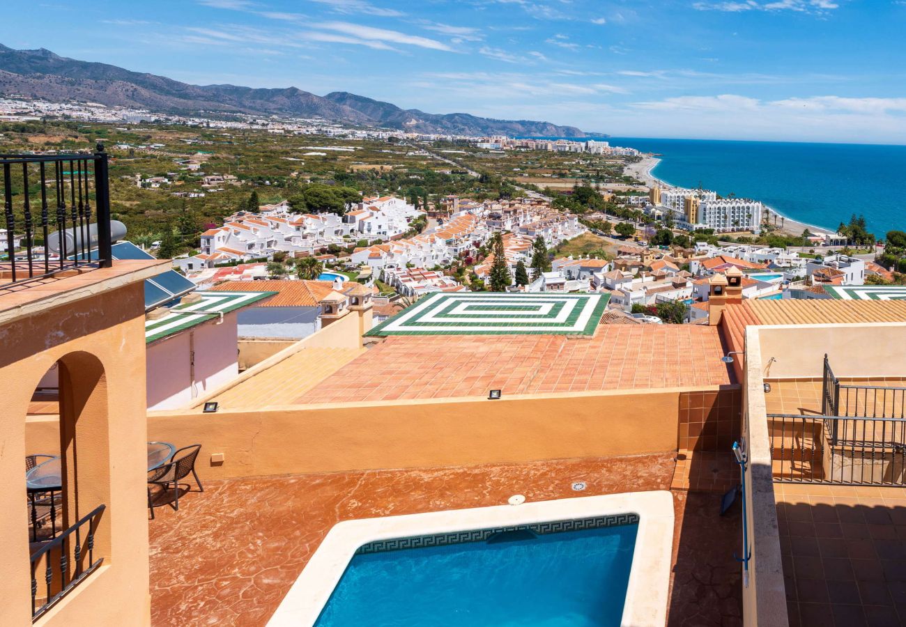 Piscina privada y vistas al mar desde arriba en Villa Punta Lara 15, Punta Lara Nerja