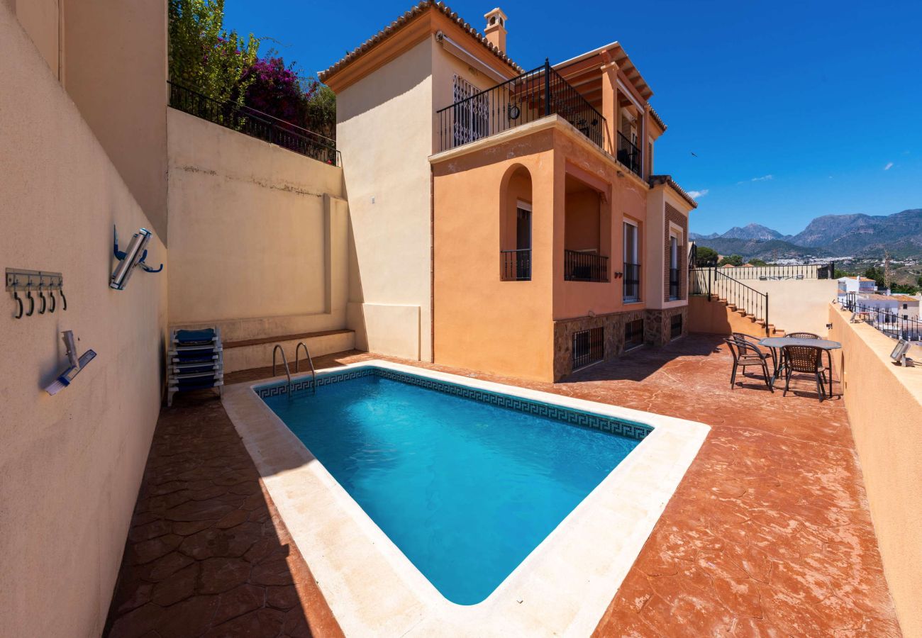 Piscina privada con tumbonas y terraza exterior, Villa Punta Lara 15 Nerja