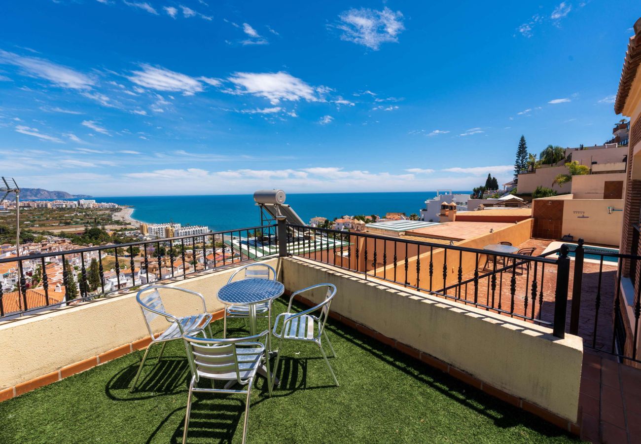 Terraza con mesa comedor y vistas panorámicas al mar en Villa Punta Lara 15, Nerja