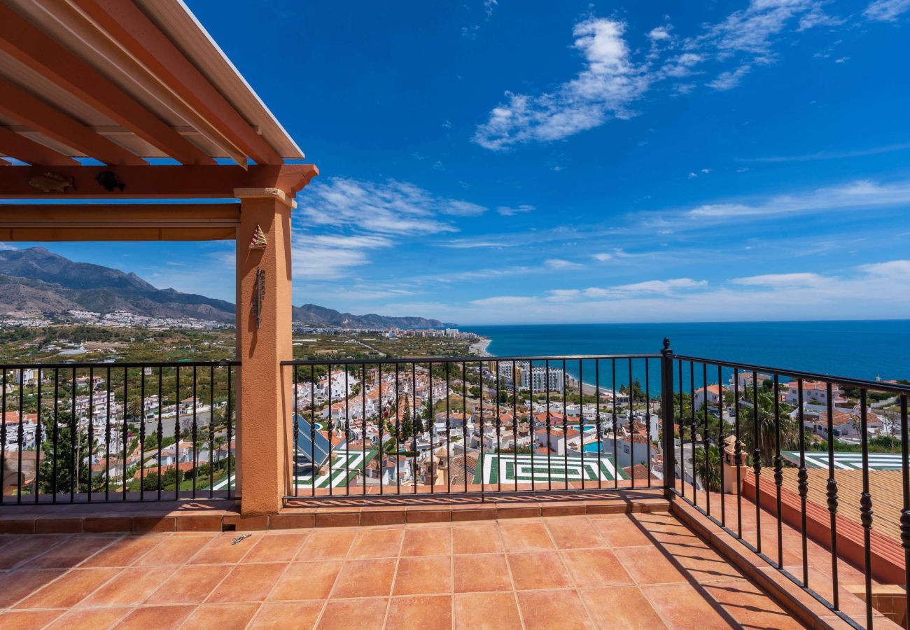 Terraza superior conectada con la cocina y vistas al mar, Villa Punta Lara 15 Nerja