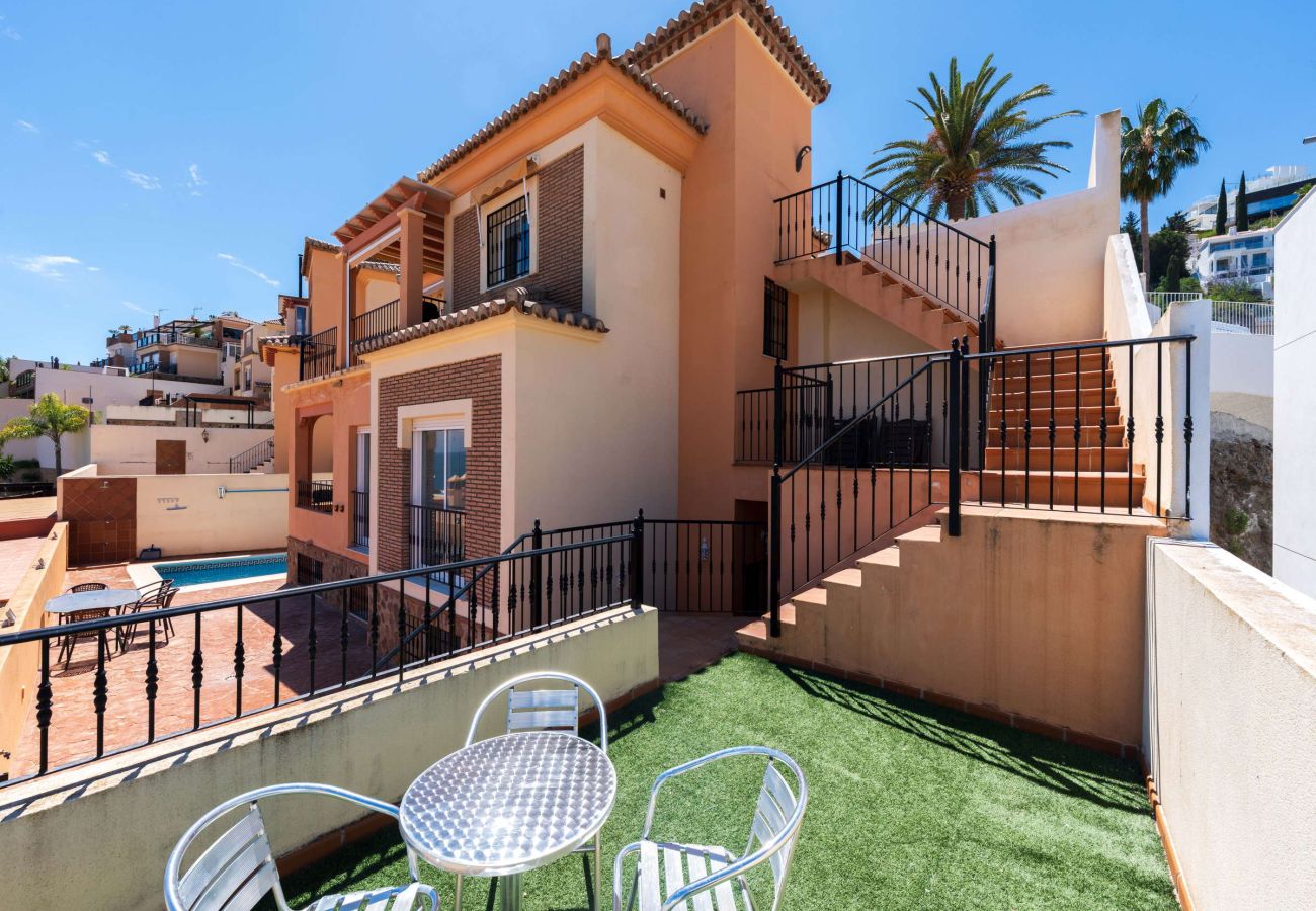 Vista exterior completa de Villa Punta Lara 15 con terrazas y piscina privada, Nerja