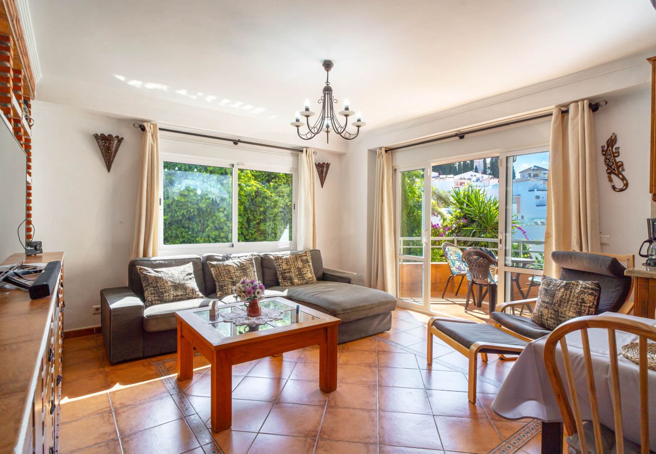 Amplio salón comedor del apartamento Tahiti 2 7 para 4 personas con acceso directo a la terraza.