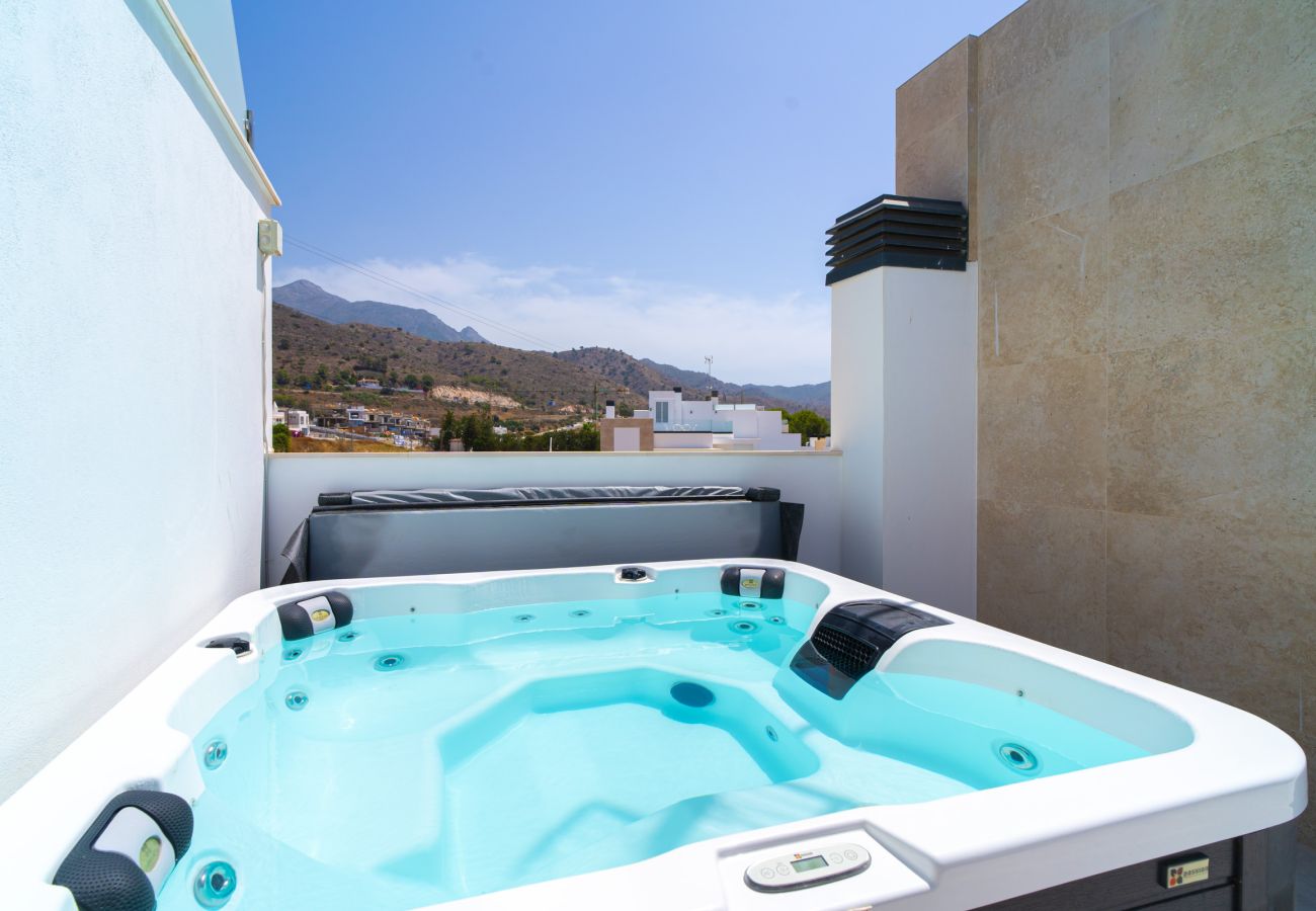 Jacuzzi privado en la azotea de la villa de lujo temática Casa Mezcal en Nerja