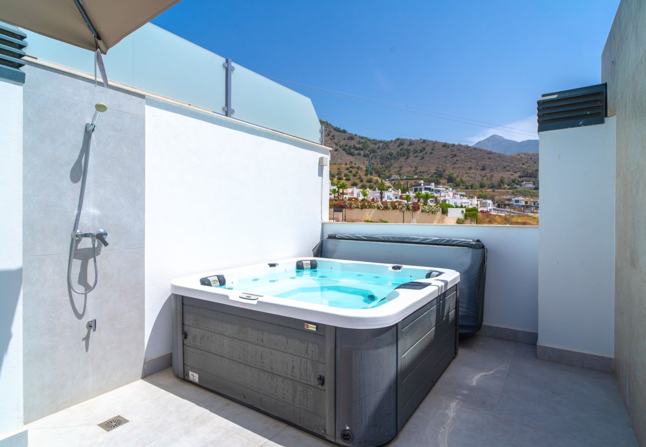 Villa en Nerja - Casa Mezcal - Villa para 4 Personas con Piscina Privada y Jacuzzi en Nerja