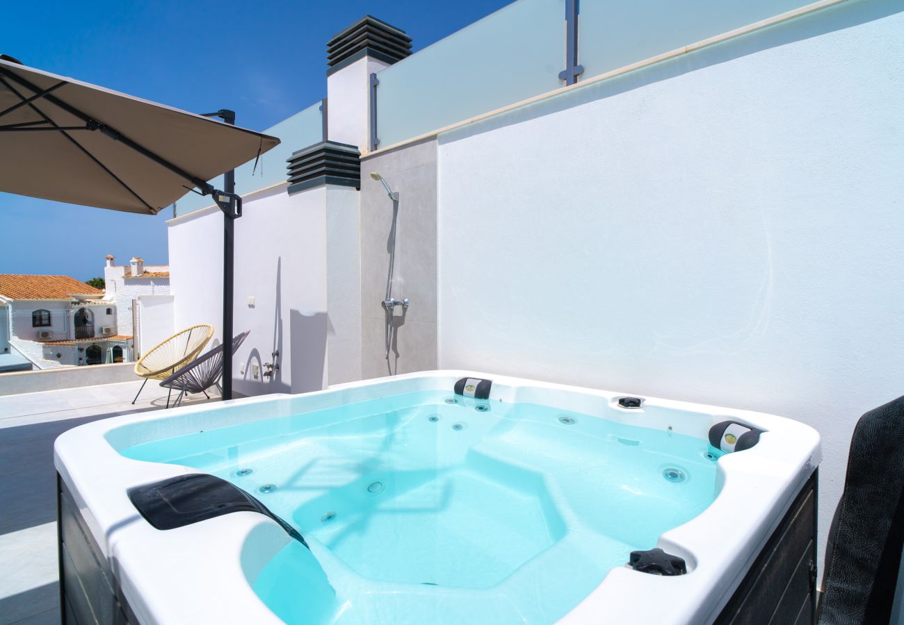 Villa en Nerja - Casa Mezcal - Villa para 4 Personas con Piscina Privada y Jacuzzi en Nerja