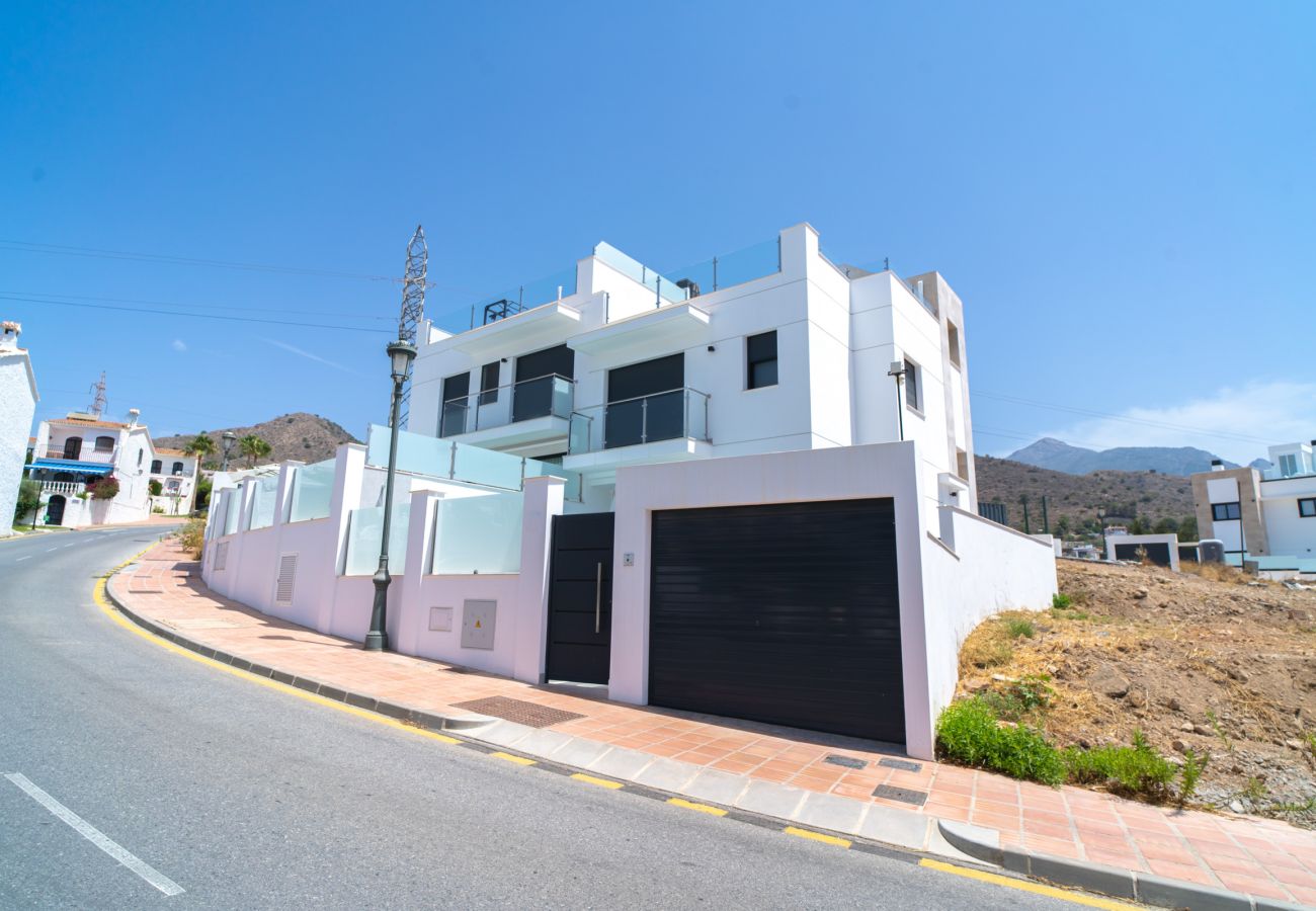 Villa en Nerja - Casa Mezcal - Villa para 4 Personas con Piscina Privada y Jacuzzi en Nerja