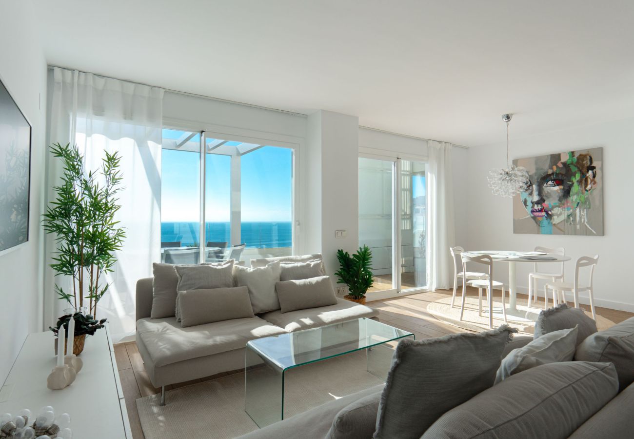 Amplio salón con cocina abierta y decoración moderna y cuidada en Isea Calaceite